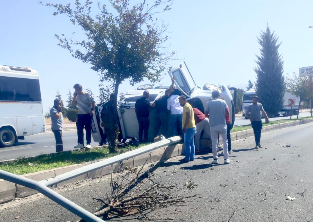 Malatya’nın Yeşilyurt ilçesinde sürücüsünün direksiyon hakimiyetini kaybettiği hafif ticari araç