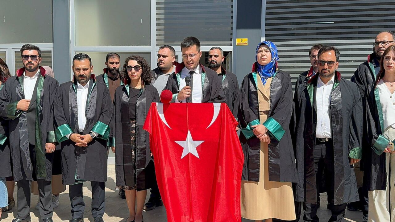 Toplumcu Avukatlar Grubu, Malatya Barosu önünde bir araya gelerek Baro