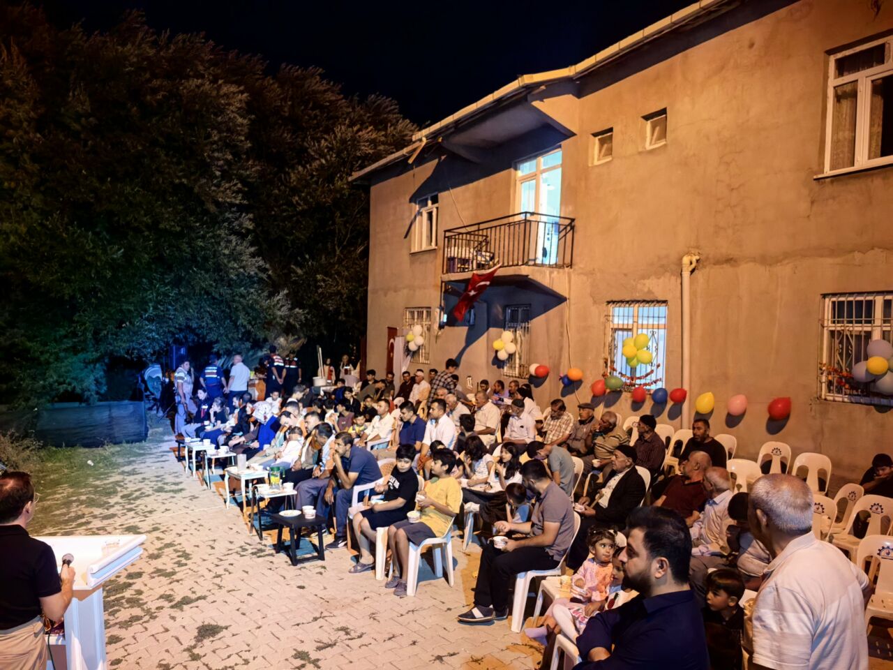 Hekimhan’ın Kurşunlu Yelengeç Mahallesi’nde düzenlenen Yaz Sineması etkinliği köy halkını