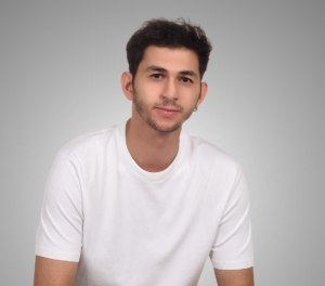 Yaklaşık on yıldır müzikle iç içe yaşayan İsmail Okan Özbek, müziği