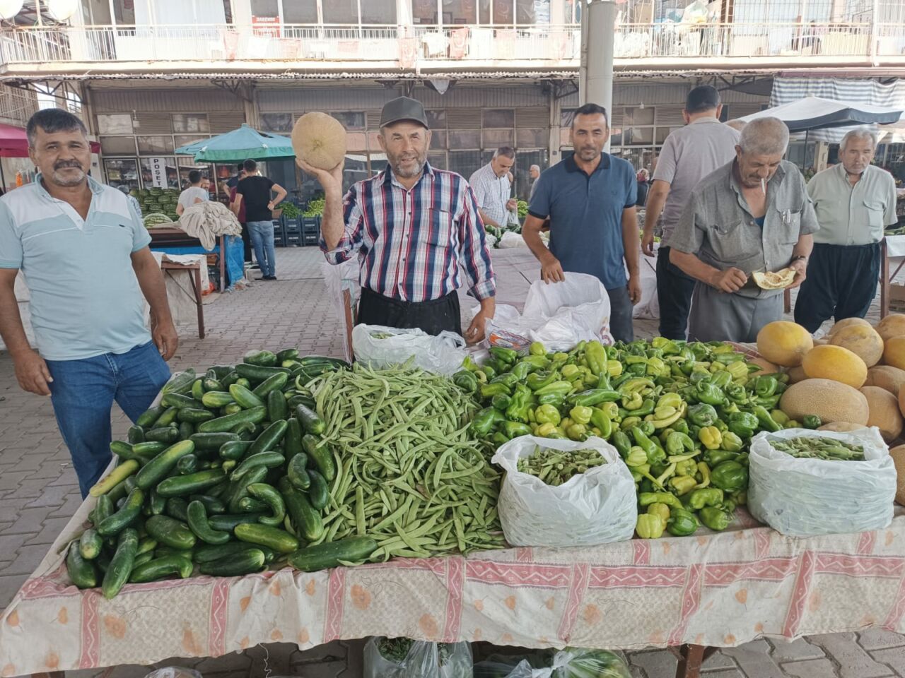 Darende pazarında tezgâhların gözdesi yine Irmaklı’dan gelen sebzeler oldu. Yetişen