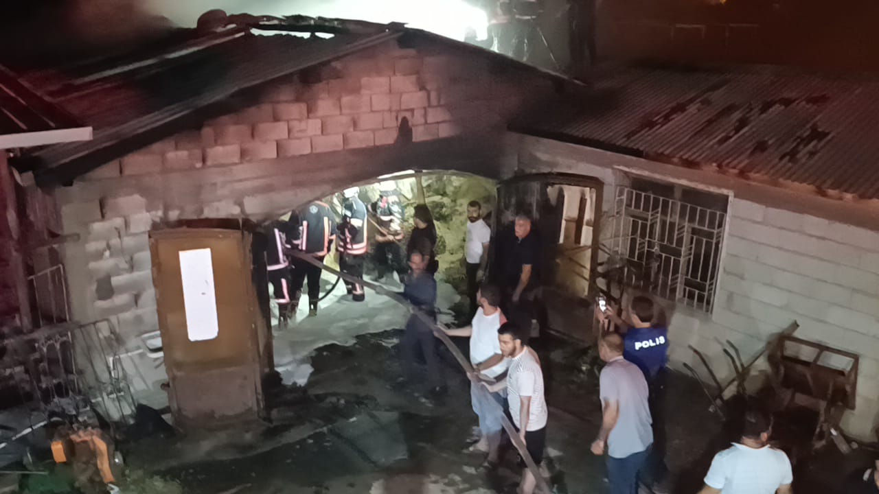 Malatya Battalgazi’de Ahır ve Samanlık Yangını Malatya’nın Battalgazi ilçesi Bahçelievler