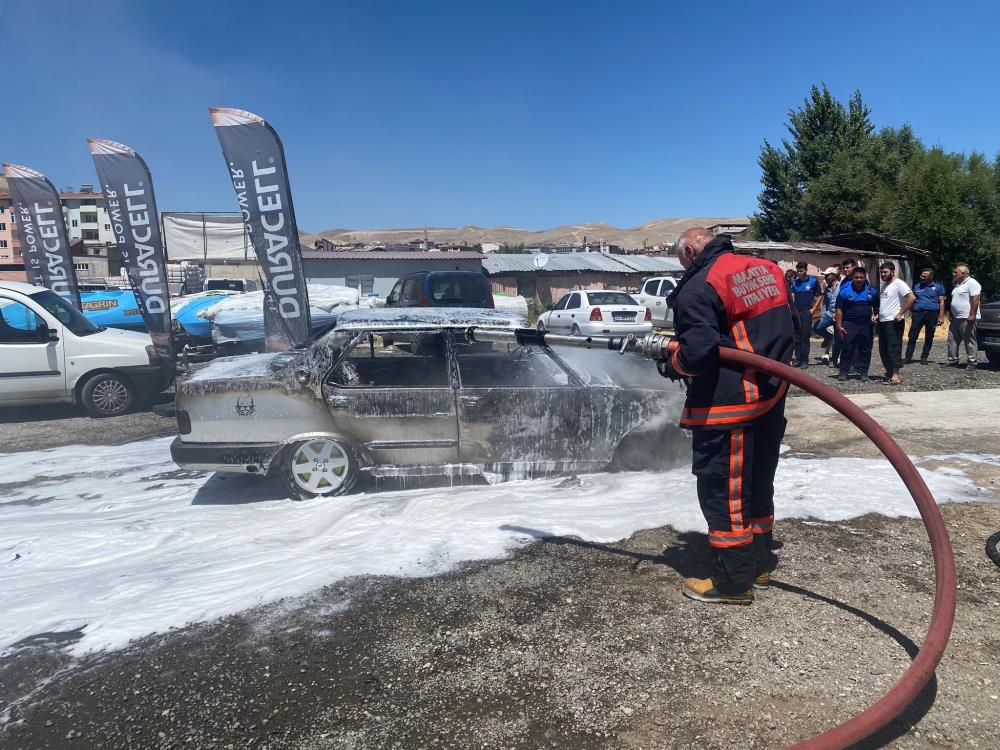 Darende’de Park Halindeki Otomobilde Yangın: Araç Kullanılamaz Hale Geldi Malatya’nın