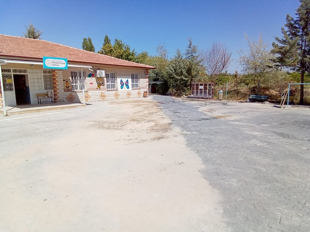 Hatunsuyu Çiçek İlkokulu Bahçesi Yenileniyor Battalgazi Belediyesi, öğrencilerin daha konforlu