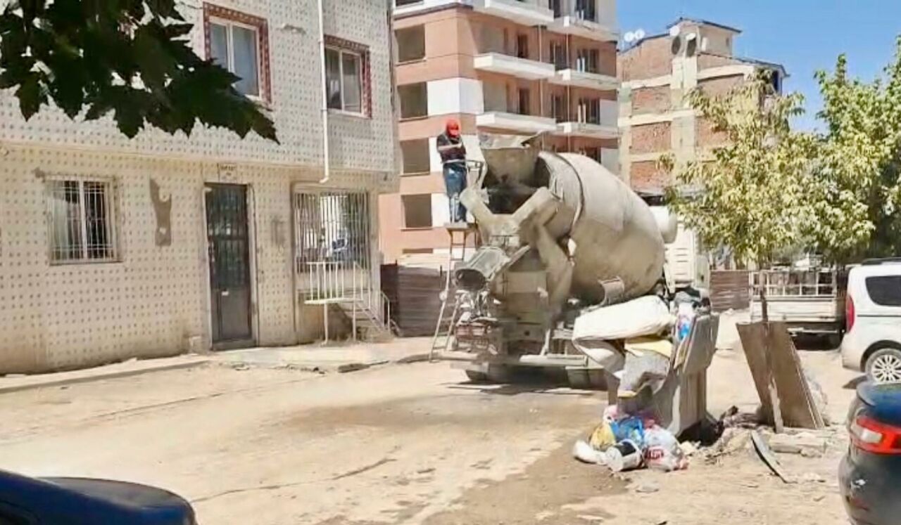 Malatya’da şehir merkezinde seyir halindeki bir beton mikserinin yol ortasına