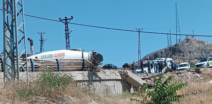Malatya’nın Hekimhan ilçesi Yılan Köprü mevkiinde beton mikseri devrildi. Kazada