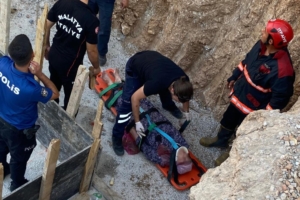 Malatya Yeşilyurt’ta İnşaat Temeline Düşen Kişi İtfaiye Ekiplerince KurtarıldıYaralı Şahıs