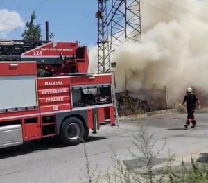 Battalgazi’de Korkutan Yangın: Elektrik Kablosu Odunluğa Düştü, Alevler Yükseldi Malatya’nın