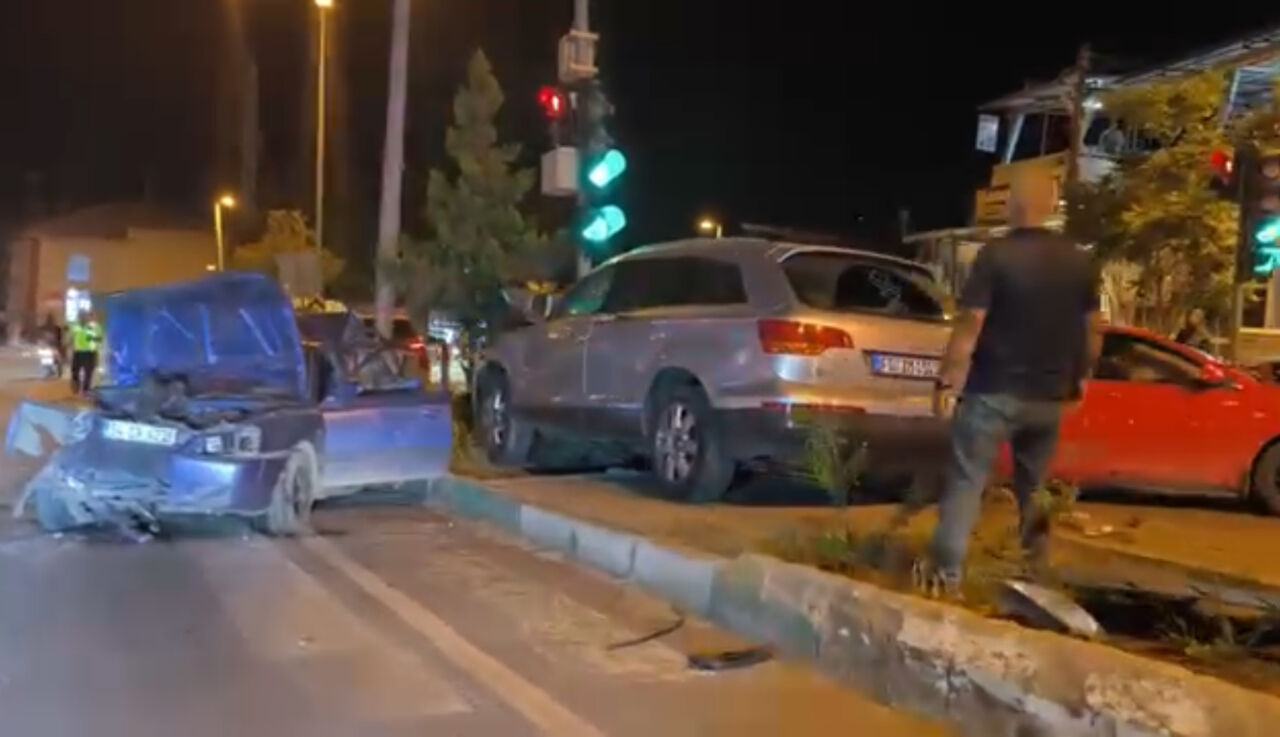 "Malatya’nın Yeşilyurt ilçesi Gedik Mahallesi Mehmet Kavuk Caddesi’nde 4 aracın