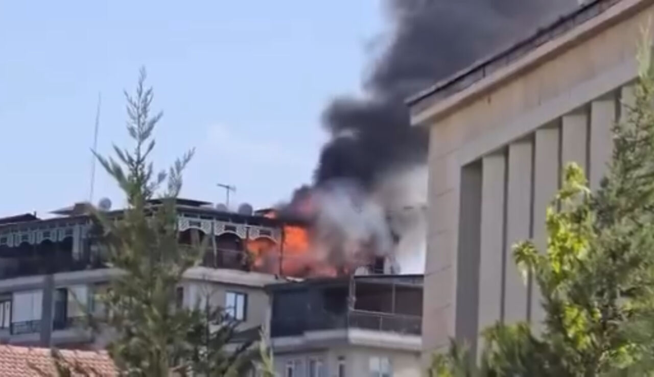 Malatya’nın Battalgazi ilçesinde 4 katlı bir apartmanın teras katında çıkan