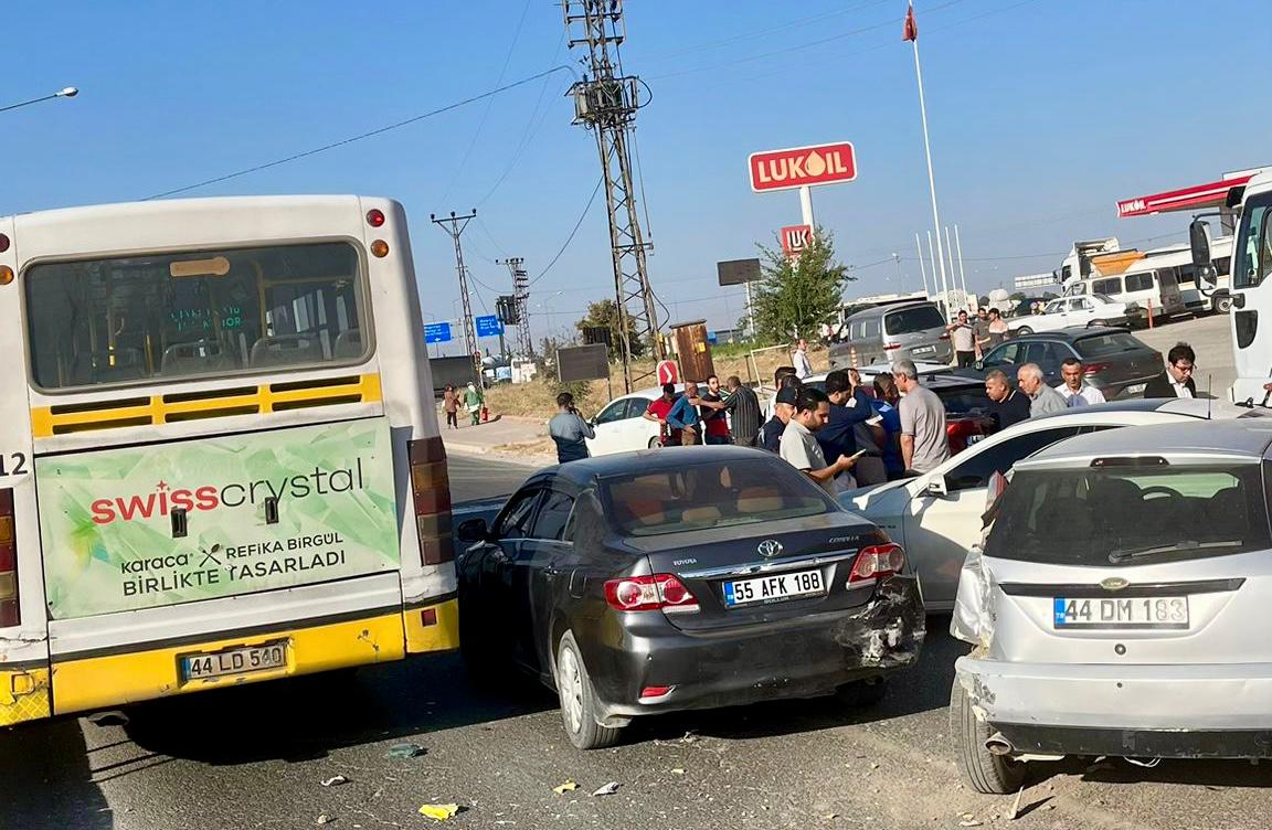 Malatya’da Belediye Otobüsünün Freni Tutmadı: Zincirleme Kaza Malatya Havalanı Kavşağı’nda MOTAŞ’a ait belediye otobüsünün freni tutmayınca zincirleme