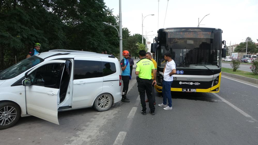 Malatya’da Belediye Otobüsü ile Ticari Araç Çarpıştı: Yolcular Büyük Panik