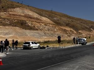 Malatya’nın Akçadağ ilçesi Ankara Yolu TİGEM Kavşağı’nda iki otomobilin çarpışması