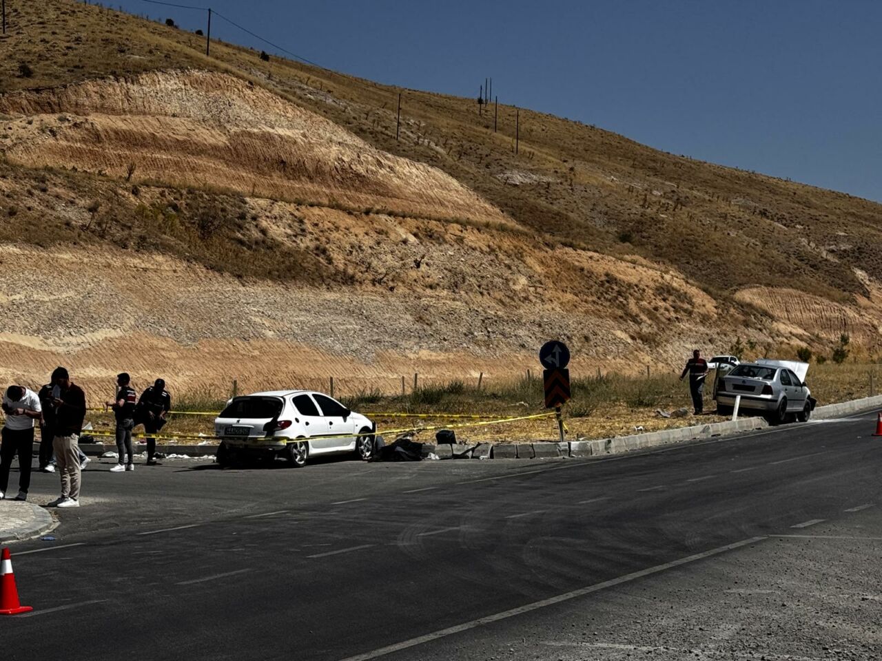 Malatya’nın Akçadağ ilçesi Ankara Yolu TİGEM Kavşağı’nda iki otomobilin çarpışması