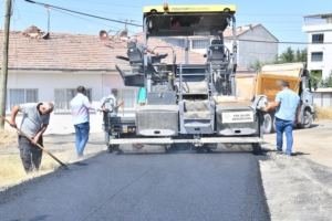 Yeşilyurt Belediyesi Fen İşleri Müdürlüğü, ilçenin farklı mahallelerinde sürdürdüğü asfaltlama