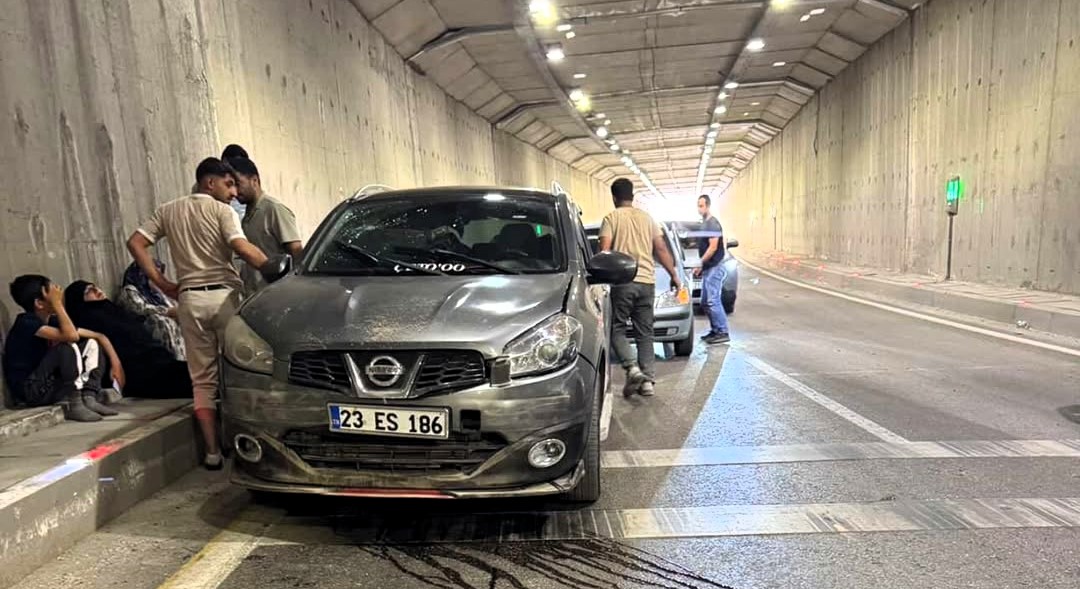 Malatya’da Erkenek Tünelinde Otomobil ile Hafriyat Kamyonu Çarpıştı: 2 Yaralı