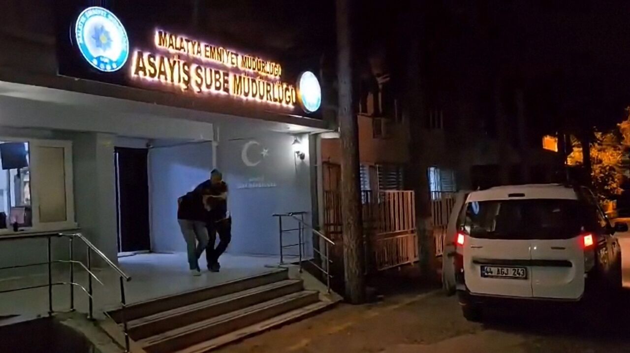 Malatya’nın Battalgazi ilçesinde çıkan bıçaklı kavgada bir kişi yaralandı. Polis