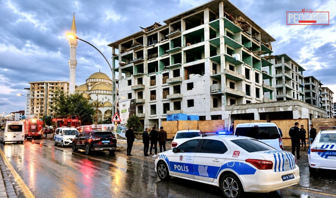 Malatya’da alacaklarını alamadıklarını iddia eden inşaat işçileri, çıktıkları binanın çatısında