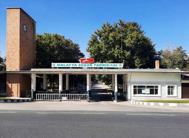 Malatya Şeker Fabrikası’nda Trafo Yangını Malatya Şeker Fabrikası’nda elektrik trafosunda yangın çıktı. Yangını fark eden
