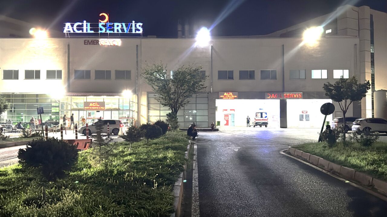 Malatya’da Hastaneye Tedaviye Getirilen Hükümlü Firar Etti Malatya’da açık cezaevinde bulunan İ.G. isimli hükümlü, tedavi için Malatya