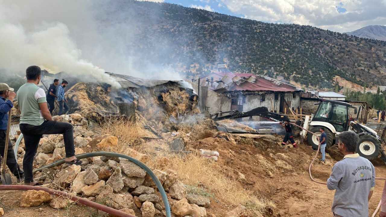 Malatya’nın Doğanşehir ilçesine bağlı Gövdeli Mahallesi’nde bir ahırda yangın çıktı.
