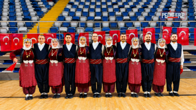 Malatya’da düzenlenen halk oyunları grup yarışmalarında sahne alan ekipler arasında