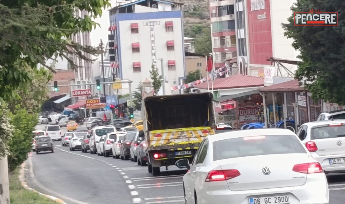 Malatya’nın Darende ilçesinden geçen D-300 Devlet Karayolu’nda, Kurban Bayramı tatilinin