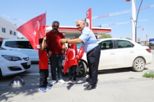 Battalgazi Belediyesi’nden Zabıta Haftası Etkinliği: Bayrak, Balon ve Çikolata Dağıtıldı