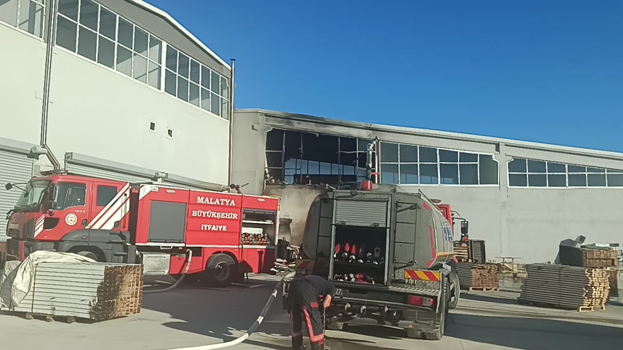 Malatya Çarmuzu Mahallesi’nde Mobilya İmalathanesinde Yangın Malatya’nın Yeşilyurt ilçesi Çarmuzu