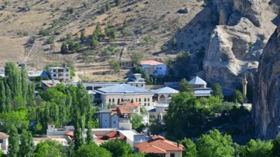 Darende, Malatya'nın batısında yer alan, tarihi derinliği, eşsiz doğası ve