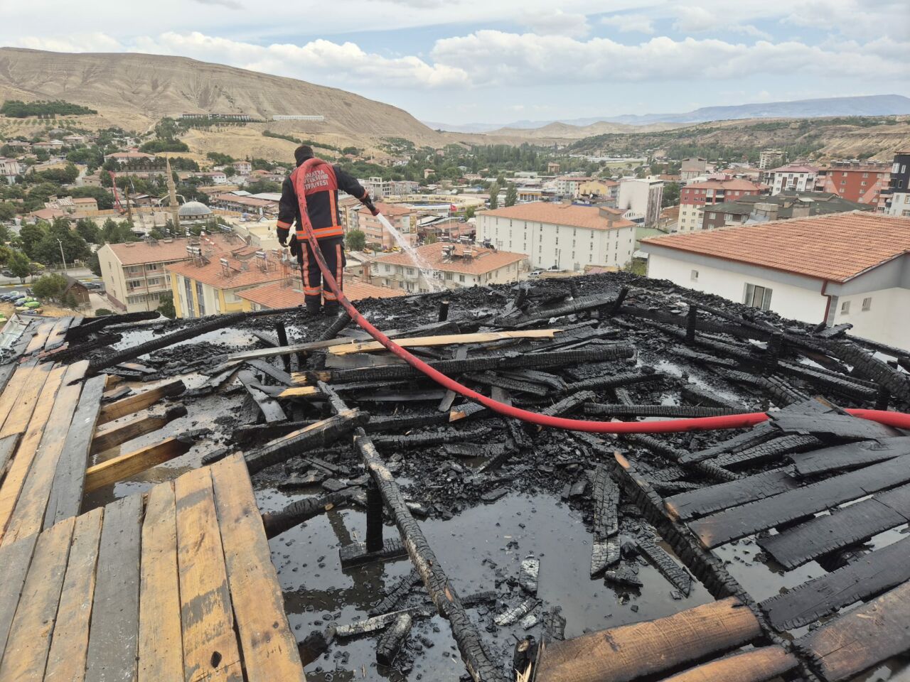 Malatya’nın Darende ilçesinde inşaat halindeki bir apartmanda yangın paniği yaşandı.