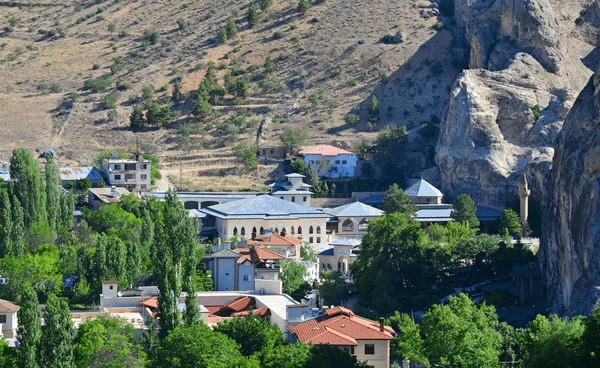 Darende, Malatya'nın batısında yer alan, tarihi derinliği, eşsiz doğası ve
