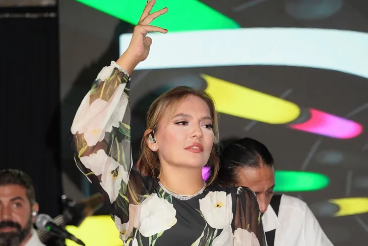 Demet Akalın Alaçatı’da Yazı Muhteşem Bir Finalle Noktaladı Pop müziğin