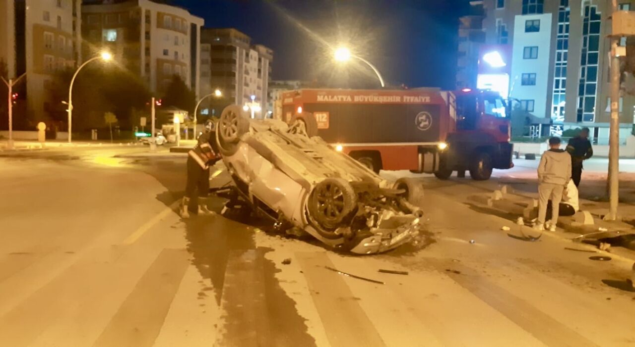 Turgut Özal Mahallesi’nde meydana gelen trafik kazasında 2 kişi yaralandı.
