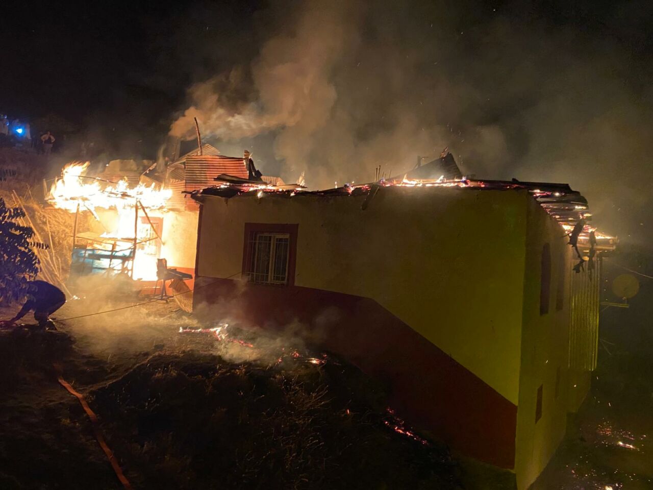 Malatya’nın Hekimhan ilçesinde gece çıkan yangın kısa sürede büyüyerek 3
