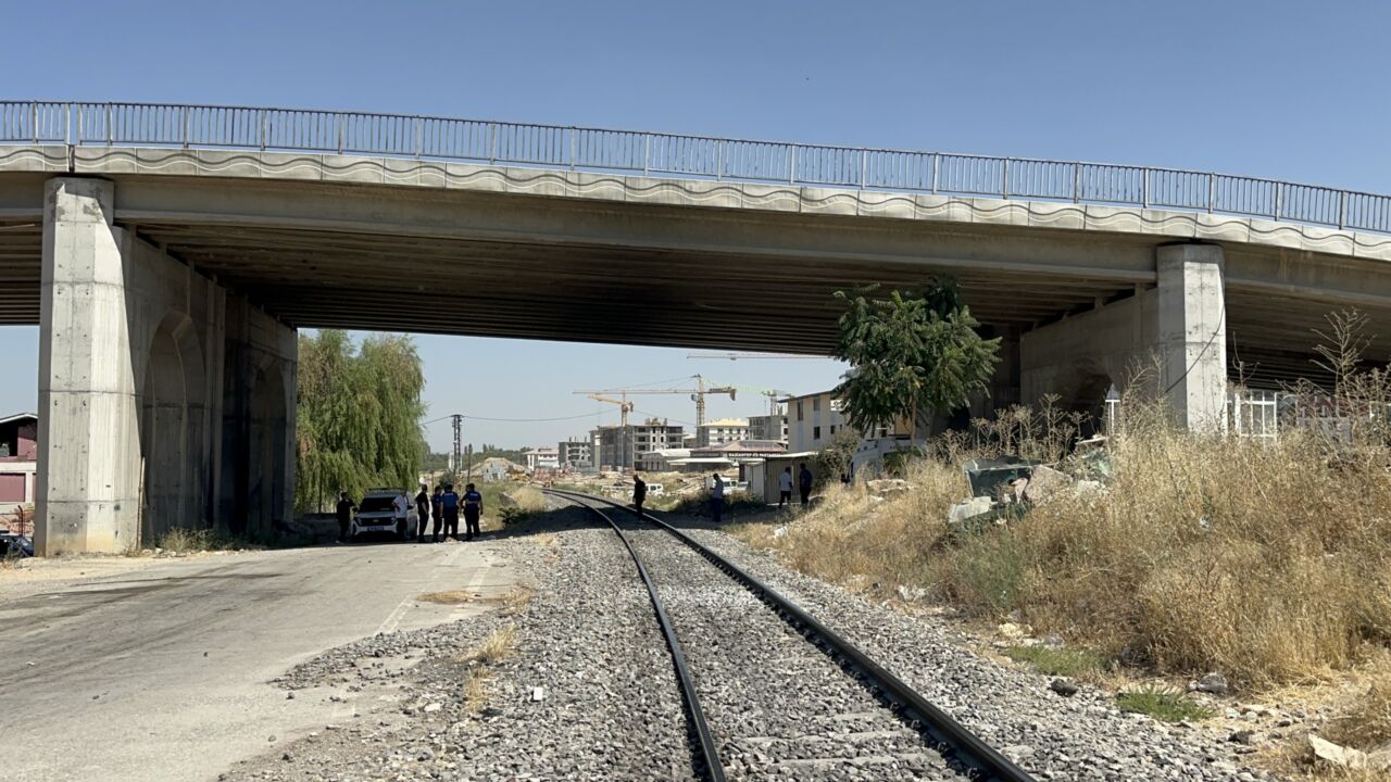 Malatya Yeşilyurt Tren Kazası: Aydın Tarar Hayatını Kaybetti Malatya’nın Yeşilyurt ilçesi Kiltepe Mahallesi Çayır Sokak mevkiinde meydana gelen
