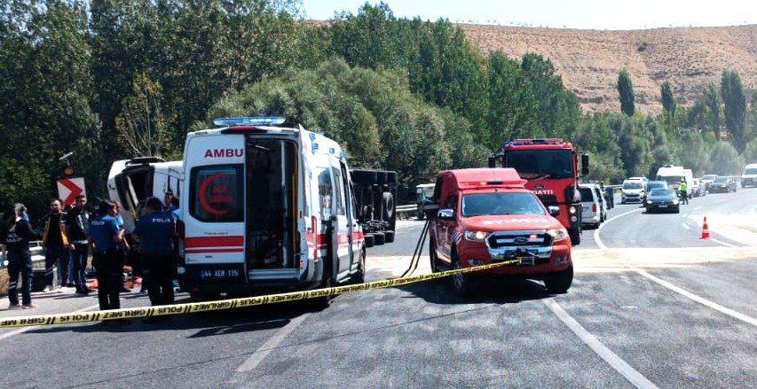 Malatya’nın Darende ilçesinde, virajı alamayan bir tır devrildi. Olay, Sandıkkaya