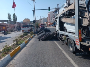 Malatya’nın Darende ilçesinde freni tutmayan demir yüklü tır, sürücüsünün soğukkanlı