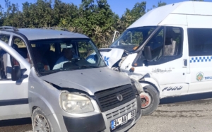 Malatya’nın Battalgazi İlçesi Bahri Mahallesi’nde Yolcu Minibüsü ile Ticari Araç