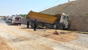 Malatya Kuzey Çevre Yolu’nda haftiyat kamyonu duvara çarptı: Sürücü hayatını