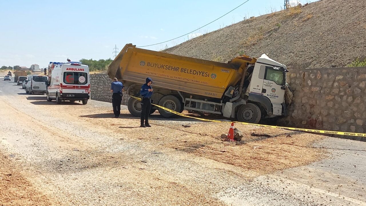 Malatya Kuzey Çevre Yolu’nda haftiyat kamyonu duvara çarptı: Sürücü hayatını