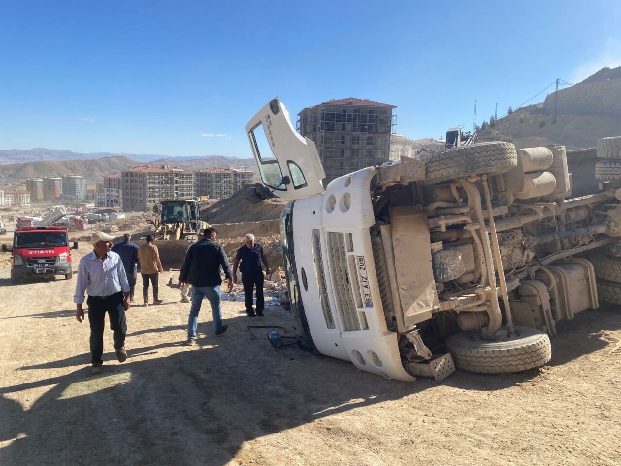 Malatya’nın Battalgazi ilçesinde bulunan TOKİ şantiye alanında kamyonun devrilmesi sonucu