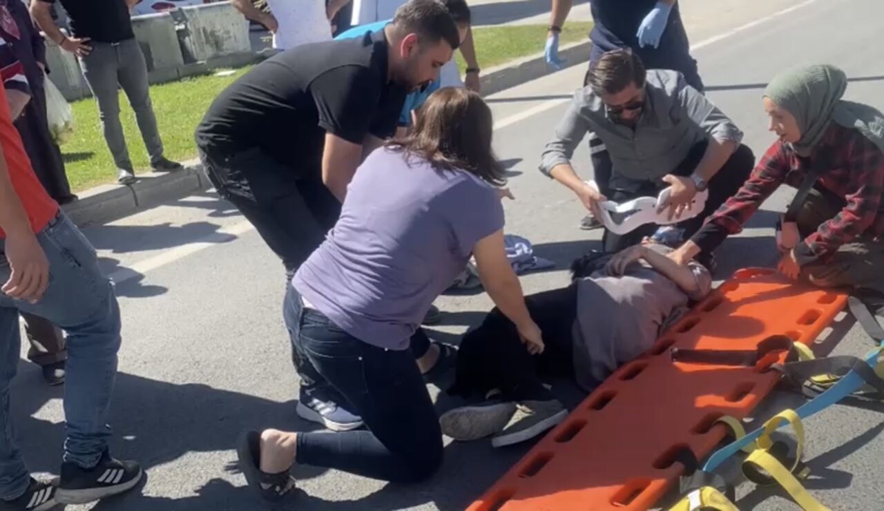 Malatya-Elazığ karayolunda yolun karşısına geçmeye çalışan yabancı uyruklu anne ve