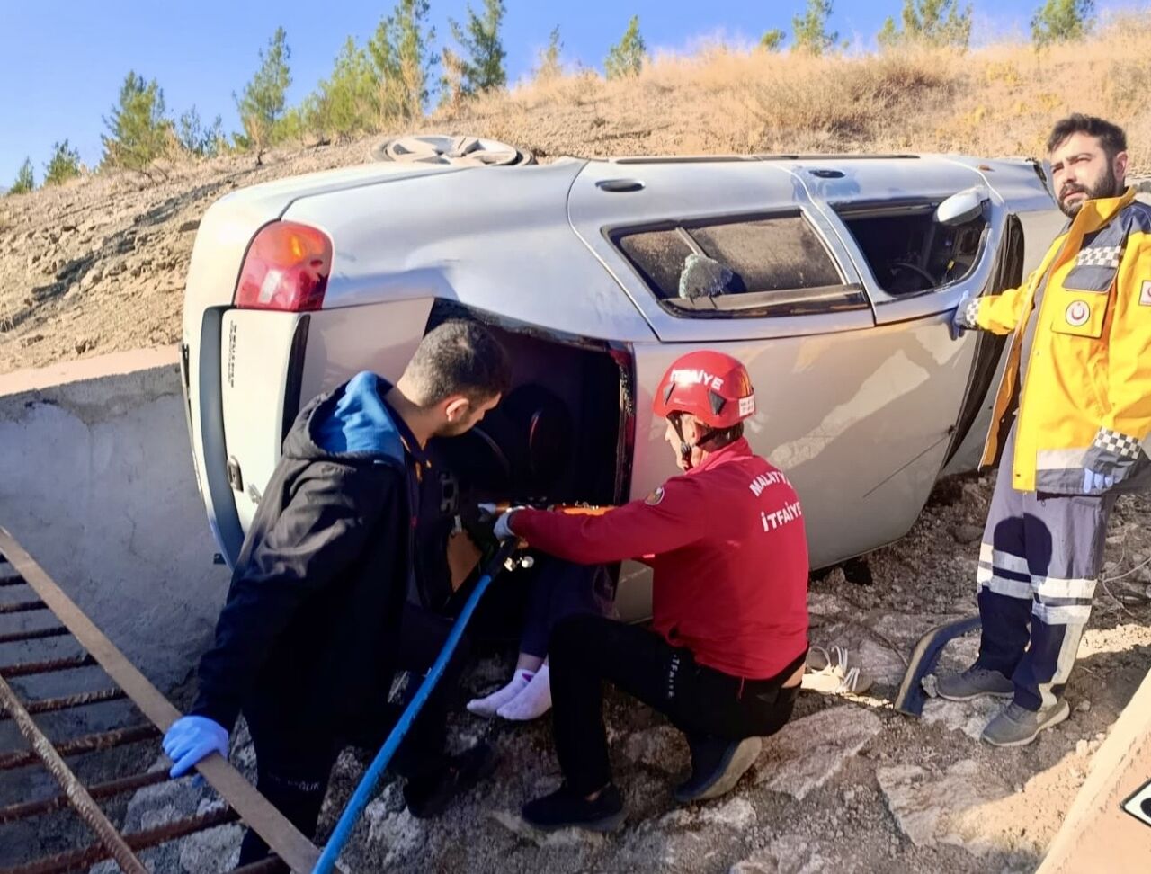 Malatya’nın Hekimhan ilçesinde meydana gelen trafik kazasında kontrolden çıkan bir