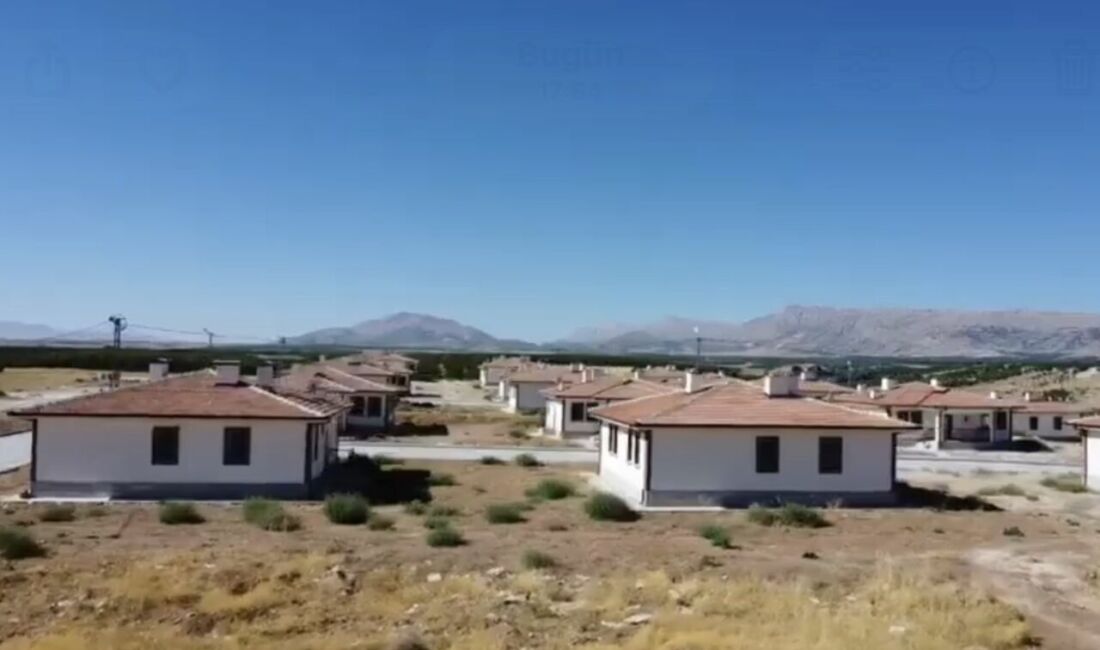 Malatya'nın Akçadağ ilçesi Sahilköy Mahallesi'nde tamamlanan 22 kırsal konutun hak