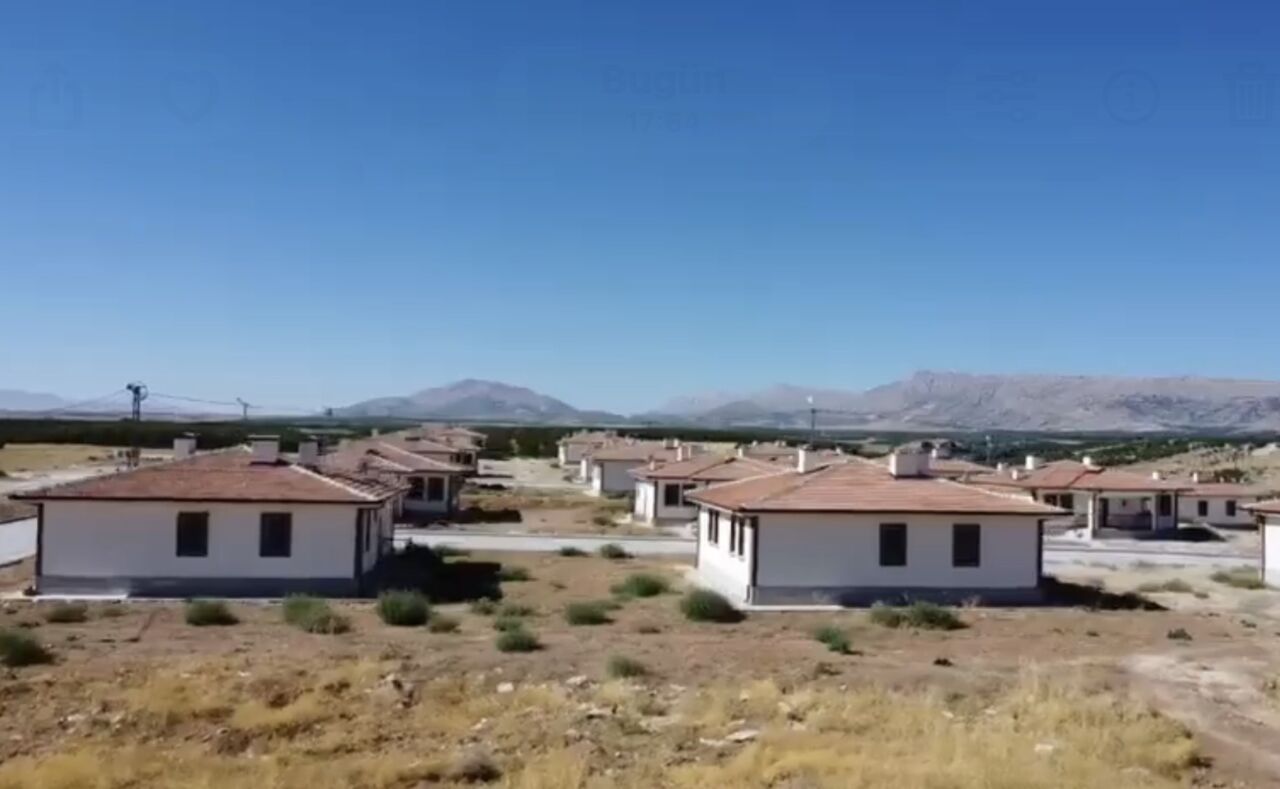 Malatya'nın Akçadağ ilçesi Sahilköy Mahallesi'nde tamamlanan 22 kırsal konutun hak