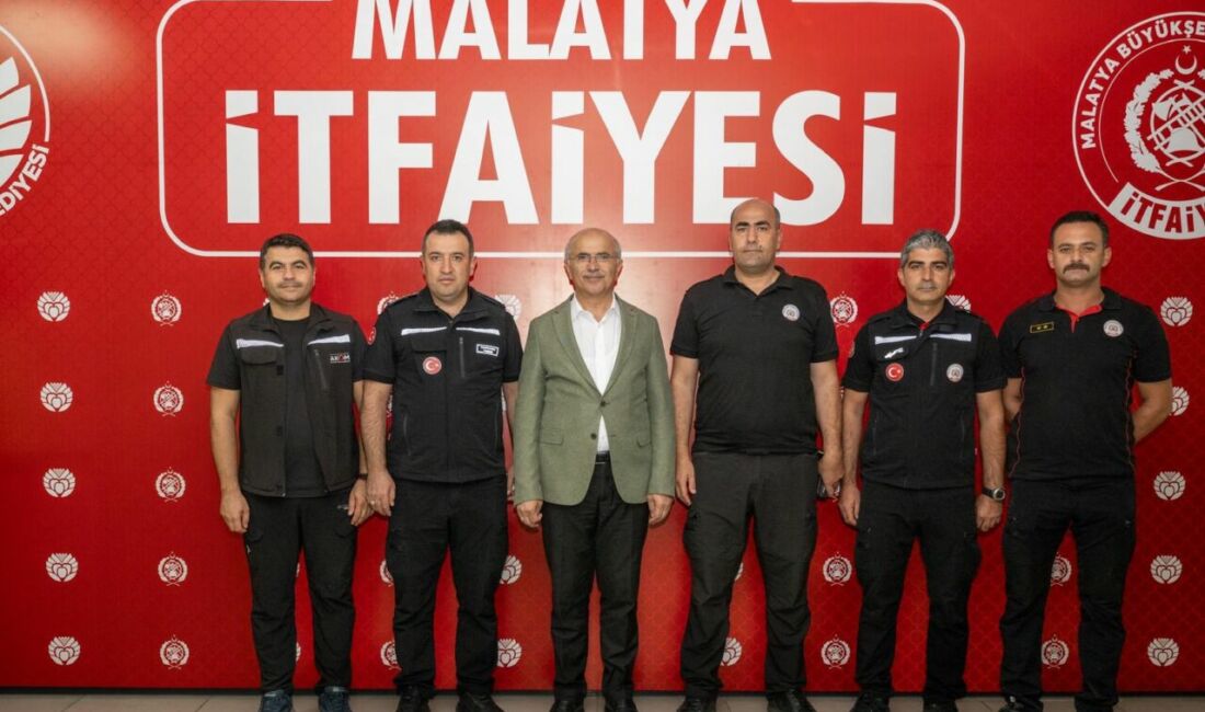 “Malatya Büyükşehir Belediye Başkanı Sami Er, İtfaiye Haftası’nda itfaiyecilerle bir