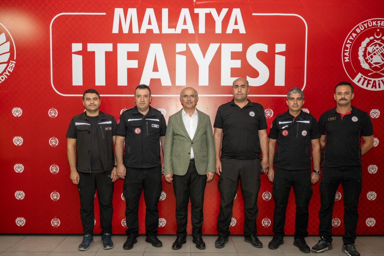 “Malatya Büyükşehir Belediye Başkanı Sami Er, İtfaiye Haftası’nda itfaiyecilerle bir