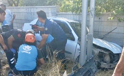 Yeşilyurt ilçesi Dilek yolunda kontrolden çıkan bir otomobilin bahçe duvarına