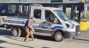 Malatya’da Büyükşehir Belediyesi Zabıta Dairesi Başkanlığına ait bir araca kaldırım